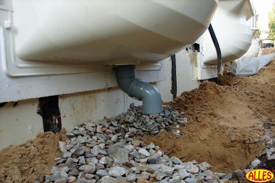 020-betonowanie-opaski--widoczne-studzienki-rewizyjne-drenazu-