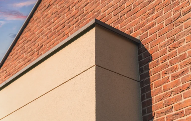 Boniowana elewacja przy ceglanej ścianie