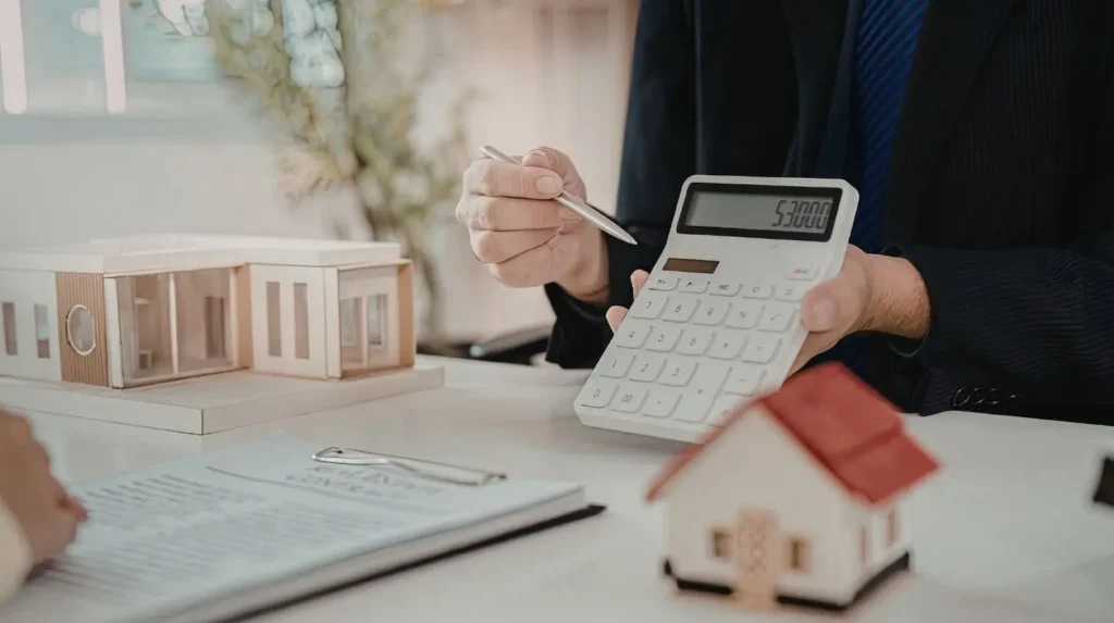 Specjalista z klientem liczą koszty wykonania elewacji